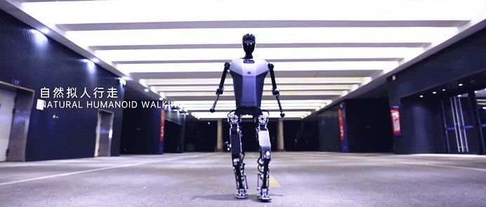 京城机电丨纯电驱人形机器人在京“跑步”亮相