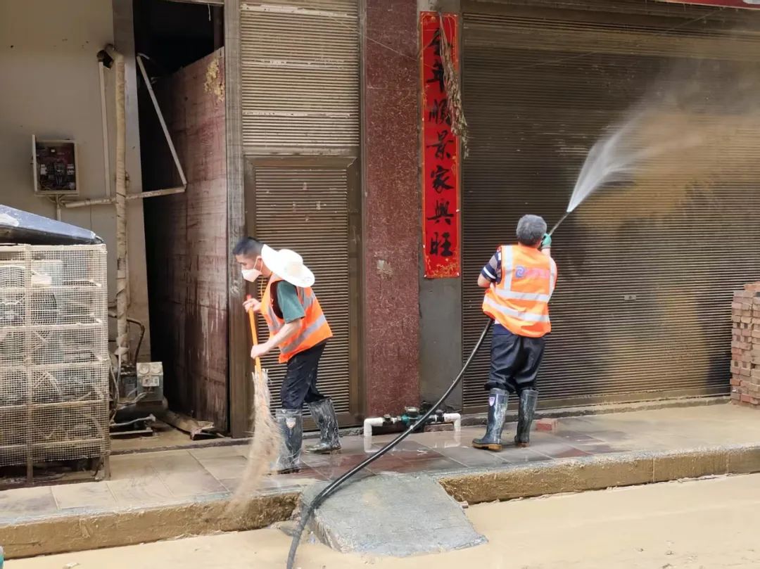 环卫集团丨驰援榕江！京环先锋队冲锋在前不舍昼夜 助力榕江恢复市容市貌