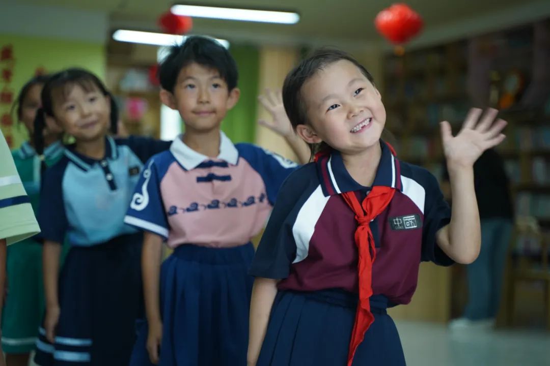 时尚控股丨国风新韵绽昆仑！铜牛“国风校服”系列亮相2025新疆昆仑文化论坛
