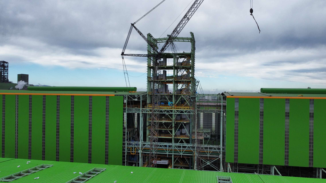 首钢集团丨首钢建设高空“展姿”！72米“钢铁巨人”傲立阿尔及利亚