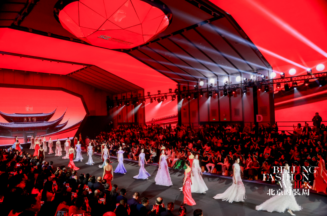 时尚控股丨2026秋冬北京时装周璀璨启幕！联动地标呈现120余场时尚活动 新品首发场次同比增长75%