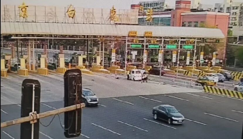 首发集团丨4秒冲上前！京哈高速白鹿收费站生死救援刻不容缓